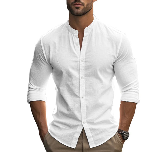 Vue de face d’une chemise blanche pour homme en lin et coton, avec col marin et boutonnage simple, coupe ajustée et tissu respirant, idéale pour un look élégant et décontracté.