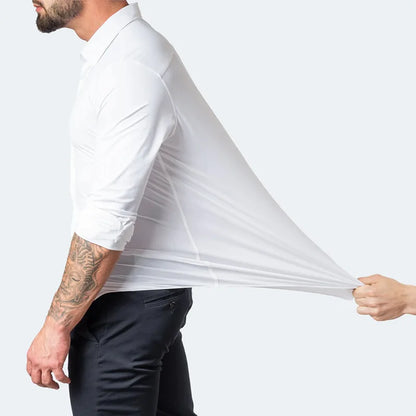 Démonstration de la flexibilité de la chemise blanche, assurant une liberté de mouvement et un confort absolu.