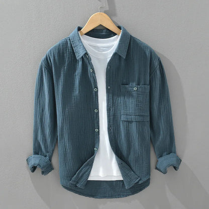 Chemise décontractée à manches longues pour homme, en bleu gris. Col carré bien coupé, matière double gaze froissée qui assure légèreté et élégance.