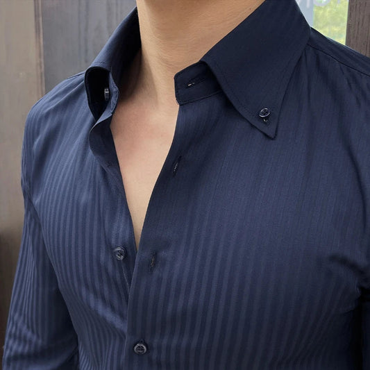 Col rabattu structuré en bleu marine avec boutons discrets, parfait pour un look professionnel ou casual-chic.