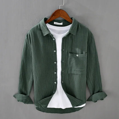 Chemise décontractée pour homme en vert foncé, vue de face, avec une coupe fluide et ample. Col carré et manches longues, texture en double gaze froissée apportant confort et respirabilité