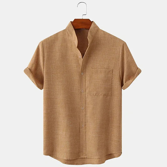 Vue de face de la chemise à manches courtes en chanvre beige sable, mettant en valeur la texture naturelle du tissu. Le chanvre offre une légèreté et une respirabilité exceptionnelles, avec une coupe fluide pour une allure élégante et décontractée. Zoom sur les détails du boutonnage simple et du col structuré.