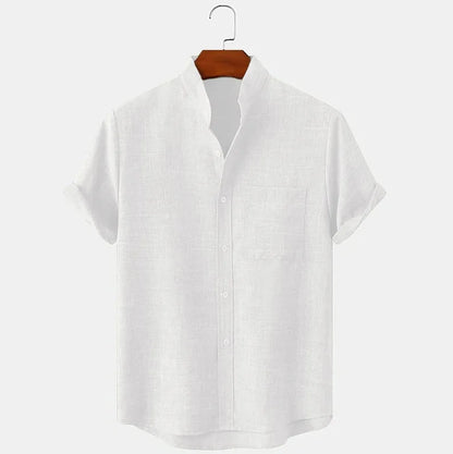 Vue de face de la chemise à manches courtes en chanvre blanc, avec une texture subtilement texturée. Le tissu naturel en chanvre est léger, respirant, et offre une finition élégante et minimaliste. Zoom sur le col structuré et le boutonnage simple, idéal pour un look décontracté-chic lors des journées ensoleillées.
