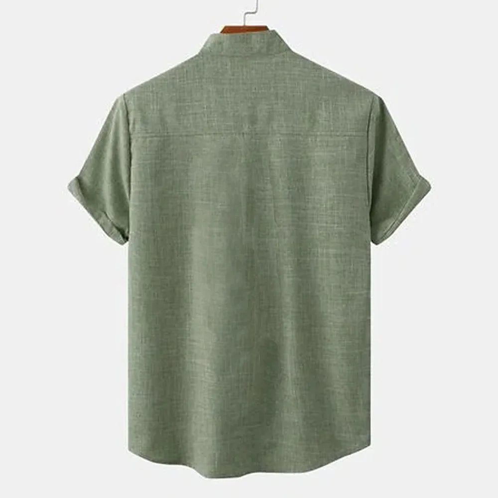 Vue de dos de la chemise à manches courtes en chanvre vert olive, mettant en valeur la texture douce et naturelle du chanvre. 