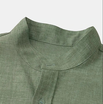 Zoom sur le col de la chemise en Chanvre haute qualité de la matière naturelle.