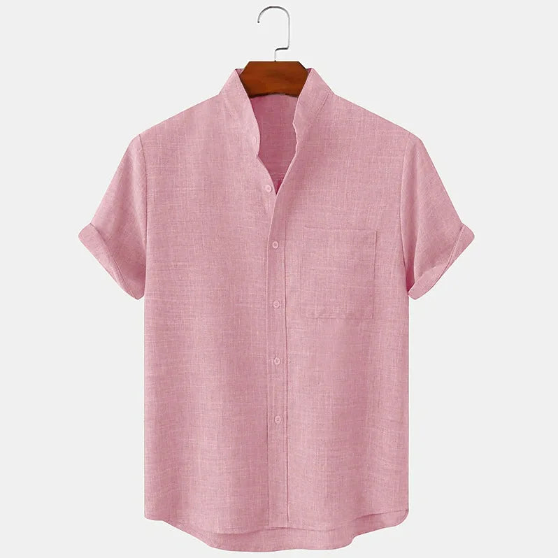 Vue de face de la chemise à manches courtes en chanvre rose, avec une texture subtile et légèrement texturée, caractéristique de la matière naturelle. Ce coloris délicat apporte une touche douce et élégante à la silhouette. Zoom sur la coupe décontractée et le col structuré pour un style raffiné et moderne.