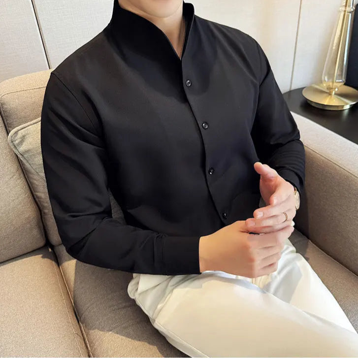 Zoom sur le tissu noir de la chemise et son col relevé, doux et extensible, mélange coton et élasthanne, respirabilité et confort garantis.