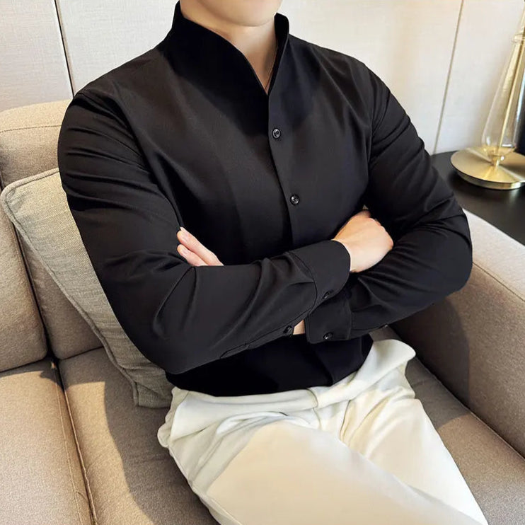 Chemise noire à col V, coupe moderne, finitions haut de gamme, idéale pour une tenue habillée ou casual. Style Old Money. 