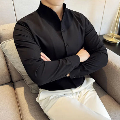 Chemise noire à col V, coupe moderne, finitions haut de gamme, idéale pour une tenue habillée ou casual. Style Old Money. 