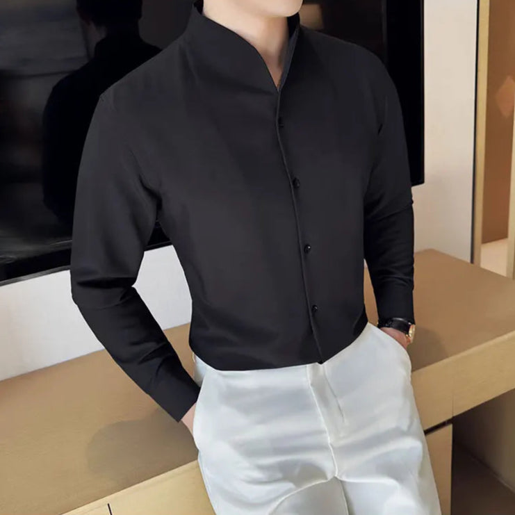 Chemise col V noire pour homme, coupe ajustée, tissu fluide et léger, manches longues, boutonnage discret, style chic et intemporel.