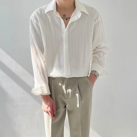 Look chic avec chemise plissée blanche et pantalon élégant, style old money et raffiné.