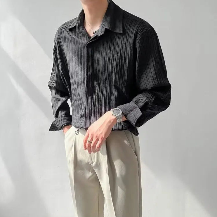 Chemise plissée noire pour homme, style chic et intemporel, coupe ample et tissu fluide pour une élégance naturelle