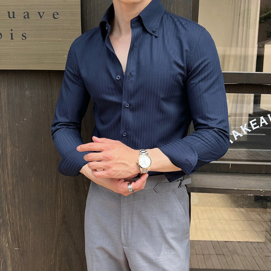 Chemise slim pour homme en bleu marine avec rayures foncées, col rabattu élégant et coupe ajustée, idéale pour un style chic et décontracté.
