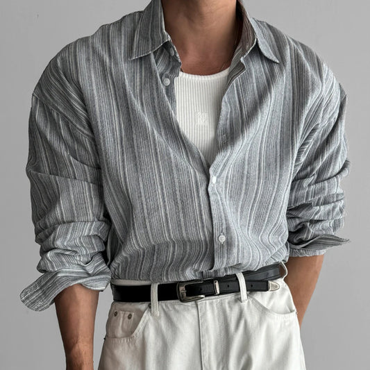 Chemise à rayures grise pour homme, coupe fluide et col rabattu, style vintage et élégant.