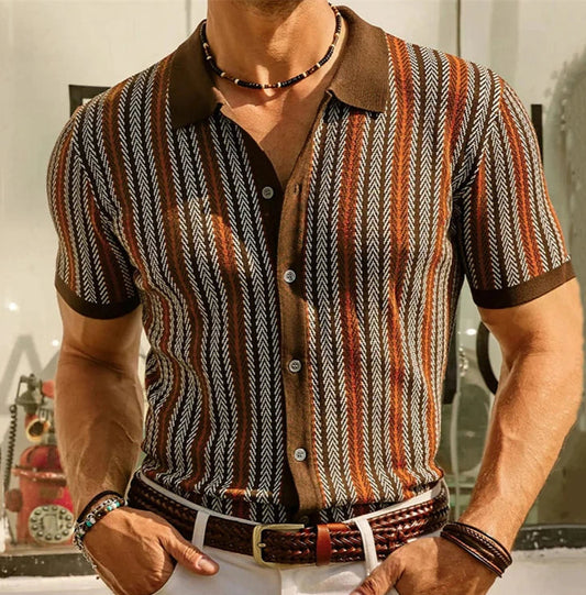 Vue de face de la chemise tricôtée à rayures jacquard, coupe moderne et design raffiné