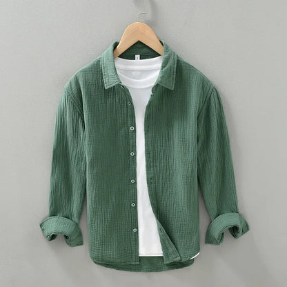 Chemise décontractée en vert, vue de face. Manches longues, col carré, coupe ample et confort optimal, idéal pour un look frais et naturel.