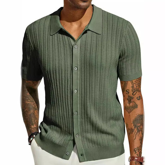 Chemise à manches courtes en laine douce, couleur kaki, vue de face. Design élégant et décontracté, avec un col structuré et des manches courtes à revers. Idéale pour un look sophistiqué et confortable.