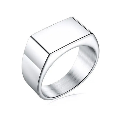 Bague chevalière sobre en argent, finition givrée pour un style raffiné.