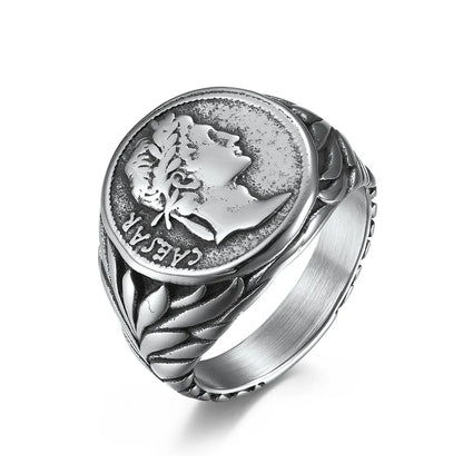 Chevalière antique en argent représentant une pièce de monnaie de l’empereur romain César.