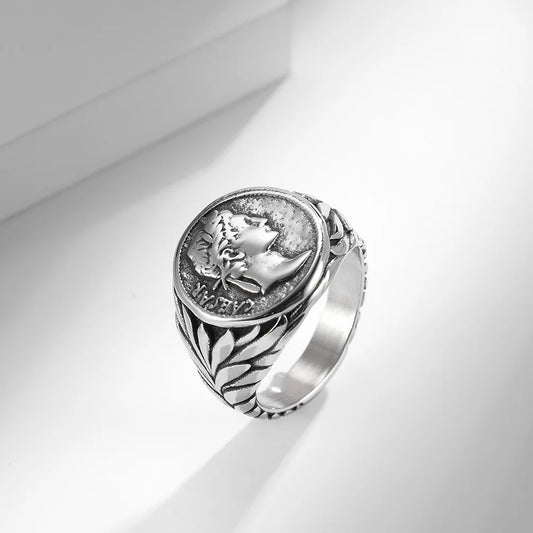 Chevalière antique représentant une pièce de monnaie de l’empereur romain César.