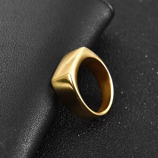 Accessoire de mode masculin, plaqué or, chevalière épurée en métal résistant, 5 mm d’épaisseur.