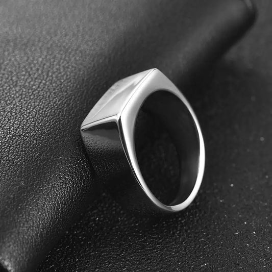 Bague chevalière sobre en argent, finition givrée pour un style raffiné.