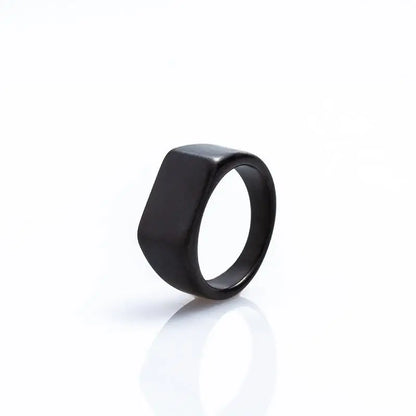 Bague chevalière homme sobre et tendance, design givré avec finition texturée noir mate.