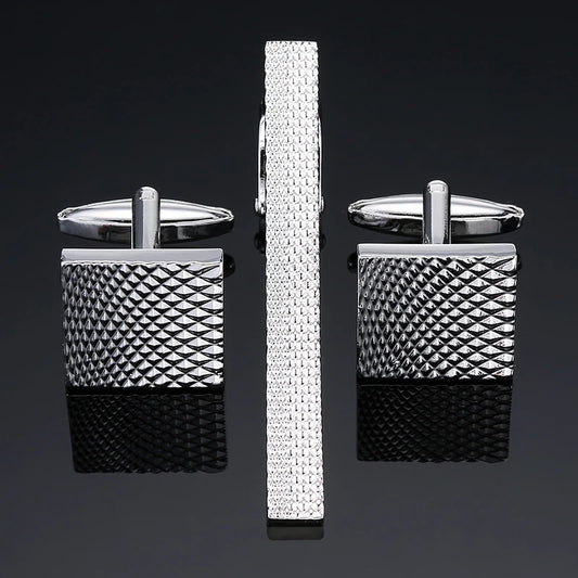 Ensemble boutons de manchette carrés effet crocodile relief, et pince à cravate fine assortie, raffinement et prestige pour une tenue chic