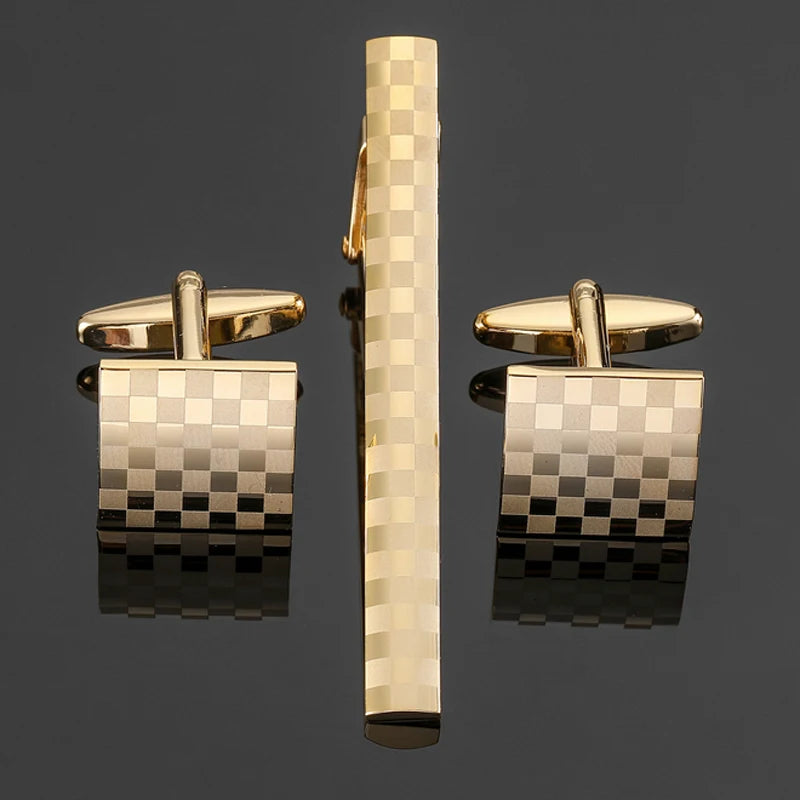 Ensemble boutons de manchette et pince à cravate élégants, carrés, plaqué or, quadriller, accessoire parfait pour une réunion d’affaires