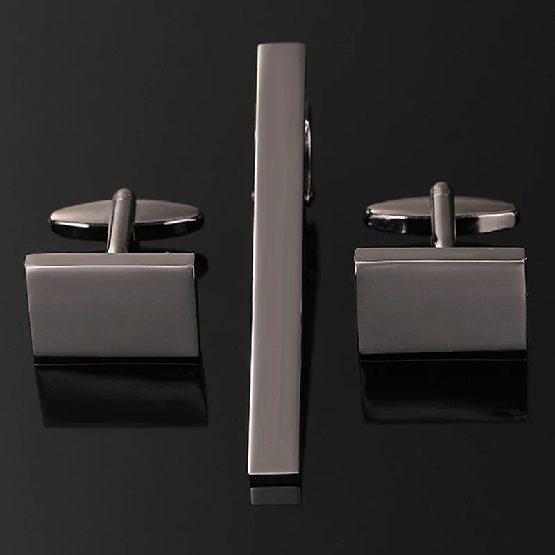 Ensemble boutons de manchette classiques argent sidéral, et pince à cravate raffinée, idéal pour un costume de soirée