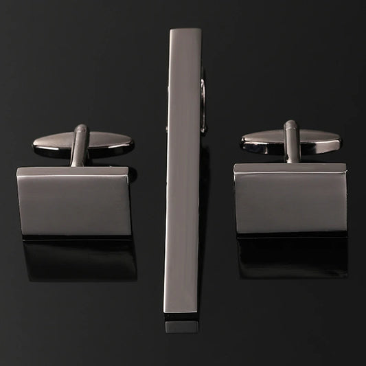 Ensemble boutons de manchette classiques argent sidéral, et pince à cravate raffinée, idéal pour un costume de soirée