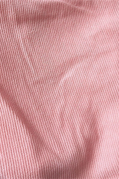 Ensemble rose en velours côtelé, short et chemise homme, silhouette raffinée estivale, zoom matière de qualité