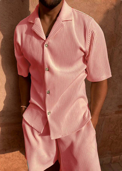 Ensemble rose en velours côtelé, short et chemise homme, silhouette raffinée estivale vue de face et portée