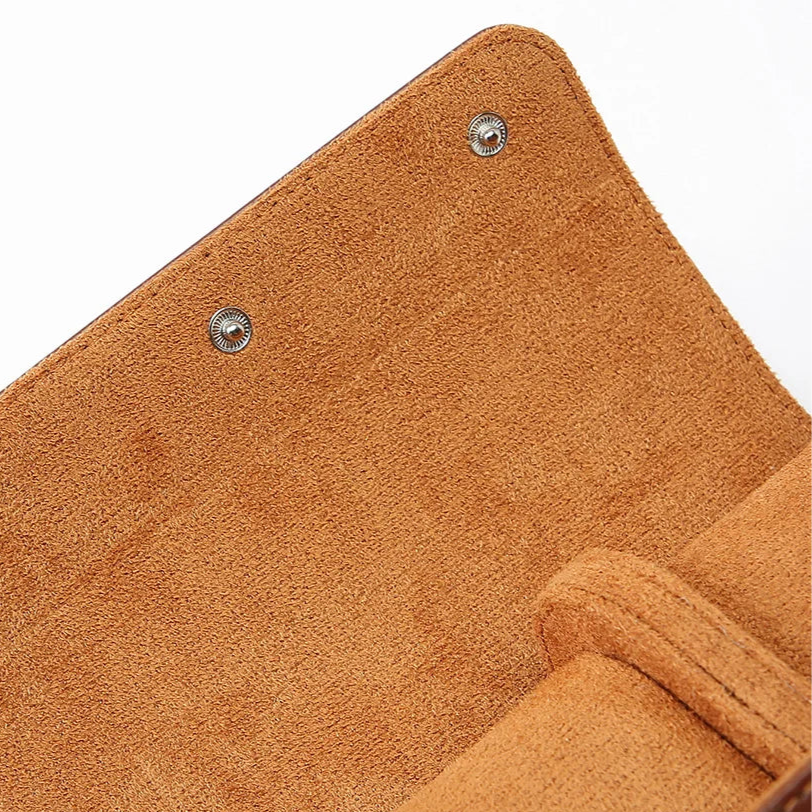 Écrin de luxe pour montres en cuir véritable marron, zoom sur l'intérieur doux en daim, 2 emplacements sécurisés