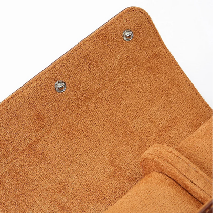 Écrin de luxe pour montres en cuir véritable marron, zoom sur l'intérieur doux en daim, 2 emplacements sécurisés