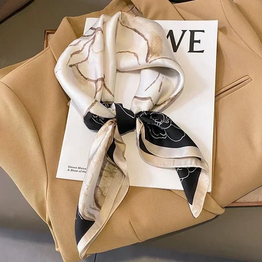 Foulard carré blanc cassé, noir et marron effet marbré.