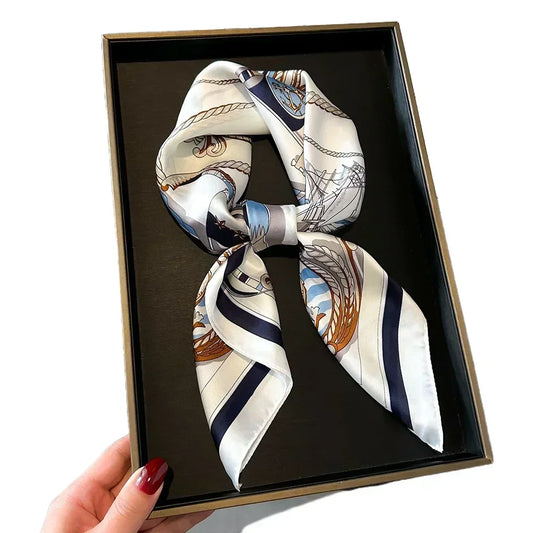 Foulard blanc à motifs raffinés gris, marron et bleu marine en satin brillant.