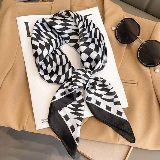 Foulard carré blanc et noir à carreaux, élégant et intemporel.