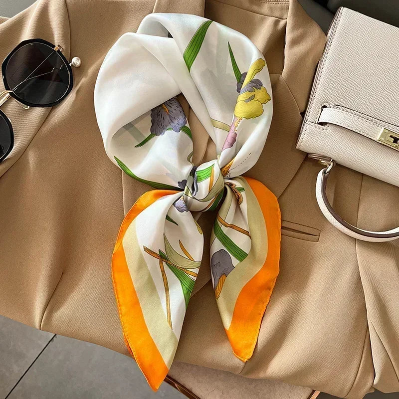 Foulard carré blanc et orange porté en bandeau, ambiance estivale.