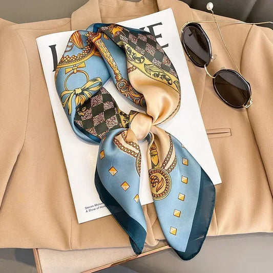 Détail du motif doré luxueux sur satin brillant bleu clair