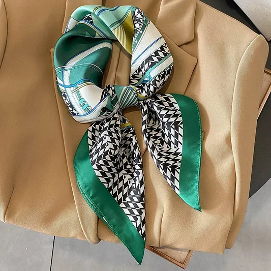Foulard carré vert et noir aux motifs floraux et pied-de-poule, à plat