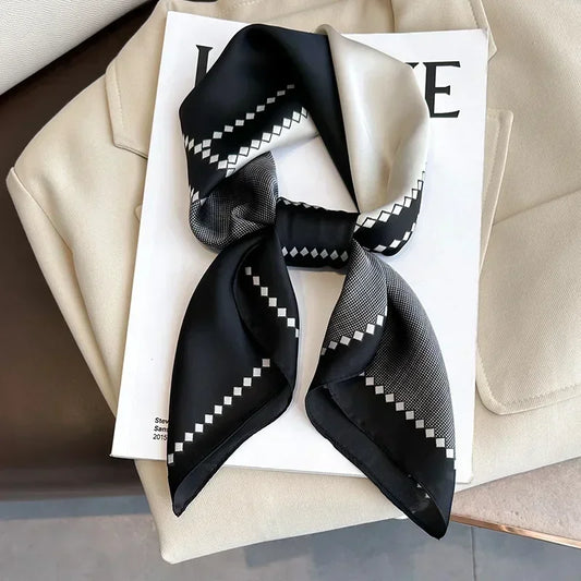 Foulard noir, gris et blanc cassé porté autour du cou, style rétro élégant