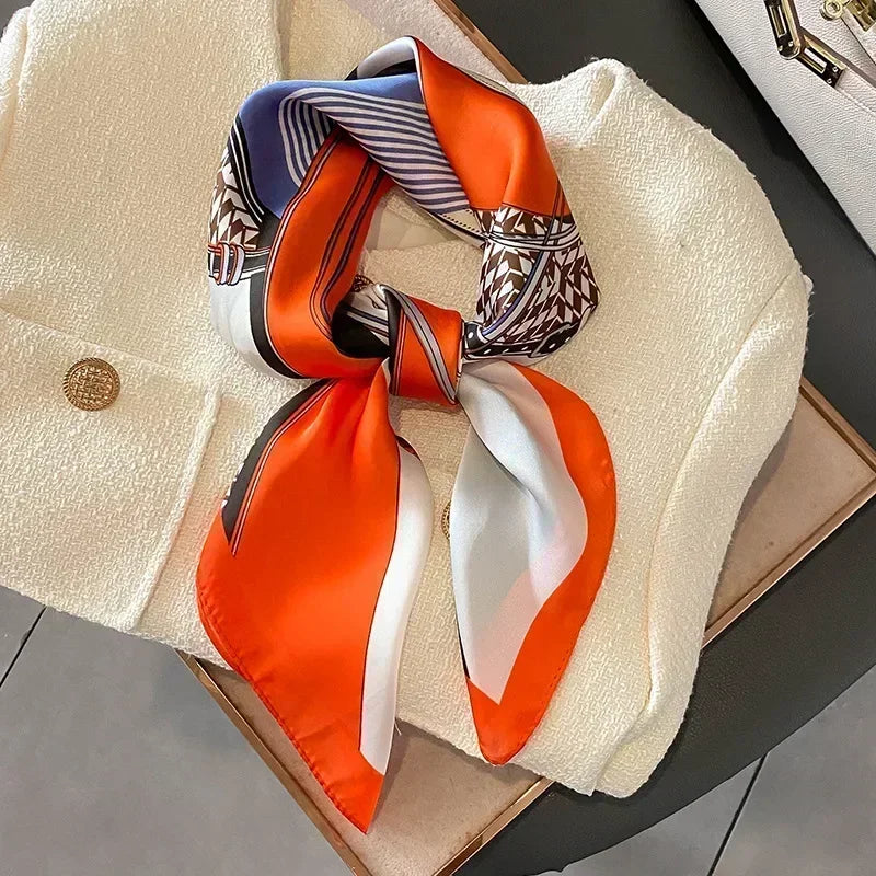 Foulard orange, blanc et bleu marine parfait pour nouer autour du cou avec une chemise blanche.
