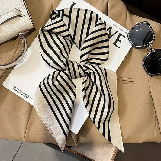 Foulard noir et blanc à rayures présenté à plat sur fond clair.
