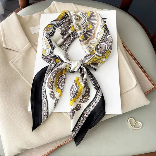 Foulard carré noir et blanc avec motifs jaunes et gris élégants à plat.