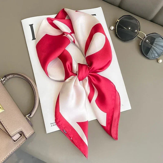 Foulard carré rose et blanc au style vintage féminin.