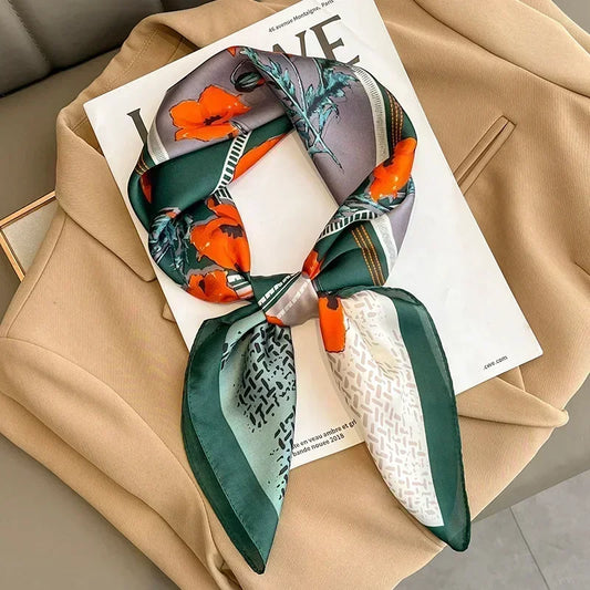 Foulard vintage vert, gris et orange parfait pour être noué autour du cou sur une chemise blanche.