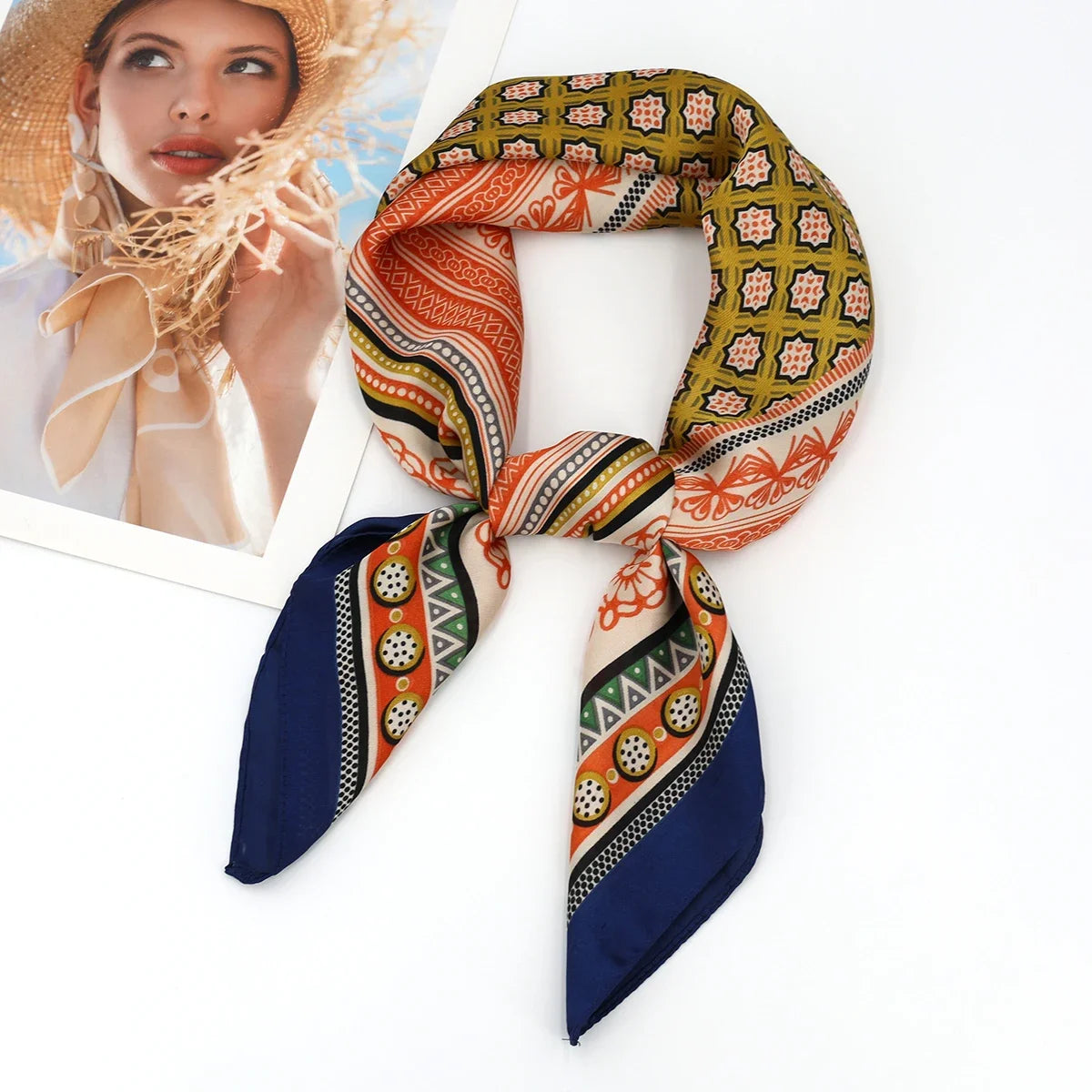 Foulard carré bleu marine aux motifs dorés et orange.