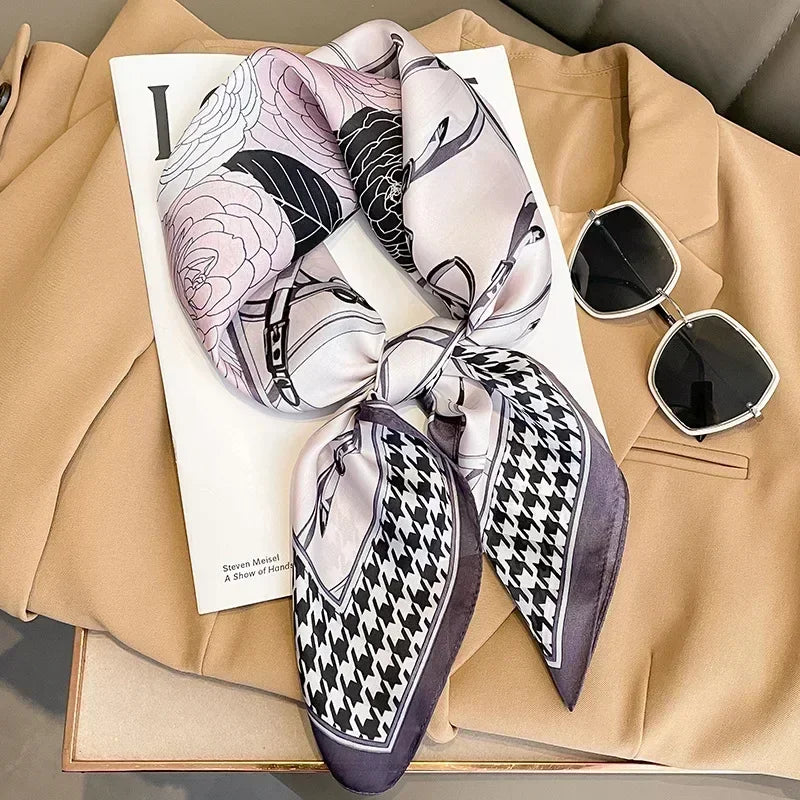 Foulard femme élégant à motif floral rose pâle et violet.