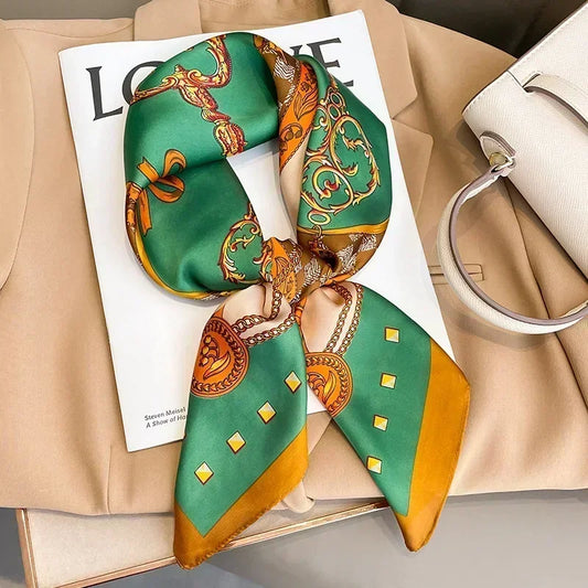 Foulard vert clair avec motifs élégants terracotta et marron.